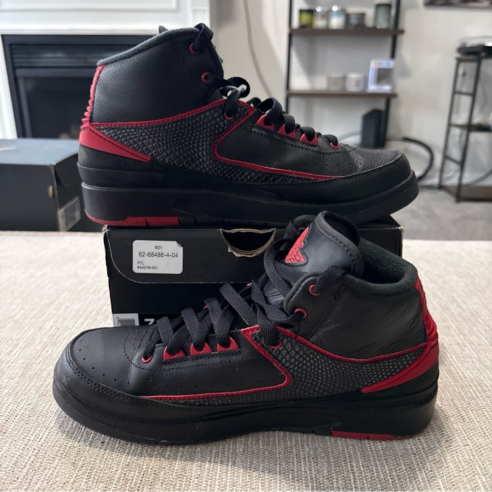 Air Jordan 2 Retro BG Black/Varsity Red Size 7Y GS Used